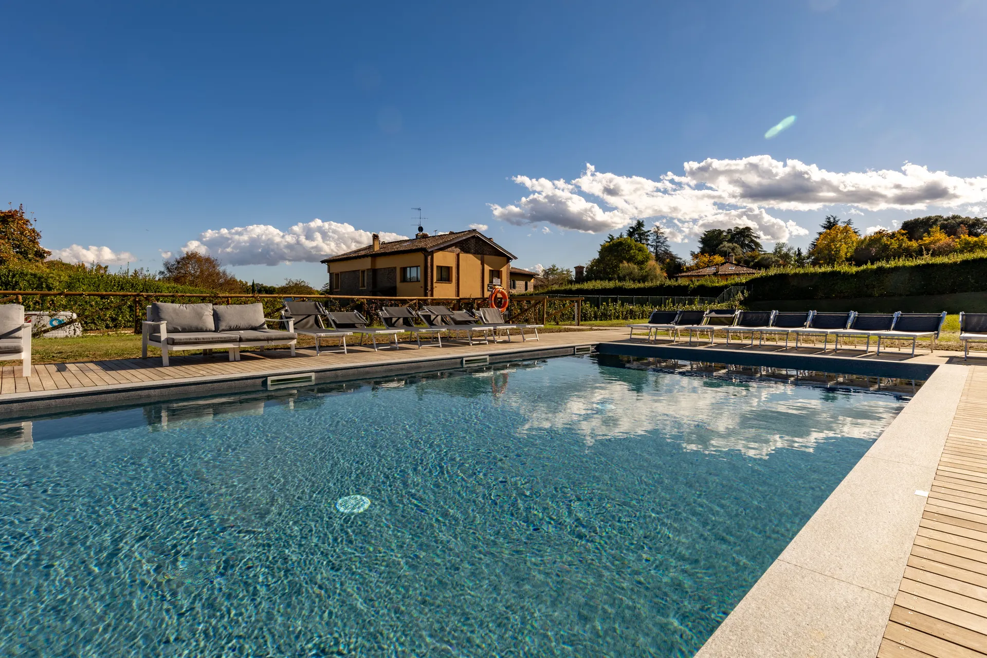 Piscina panoramica immersa nel verde foto slide 7